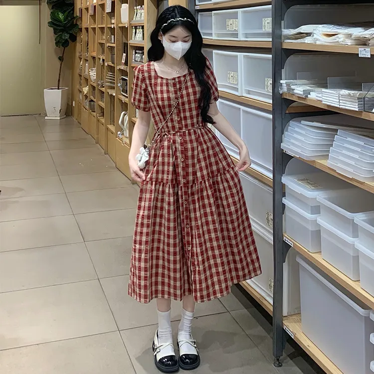 红色格子方领短袖连衣裙女2025年夏季新款法式复古巨好看长裙子