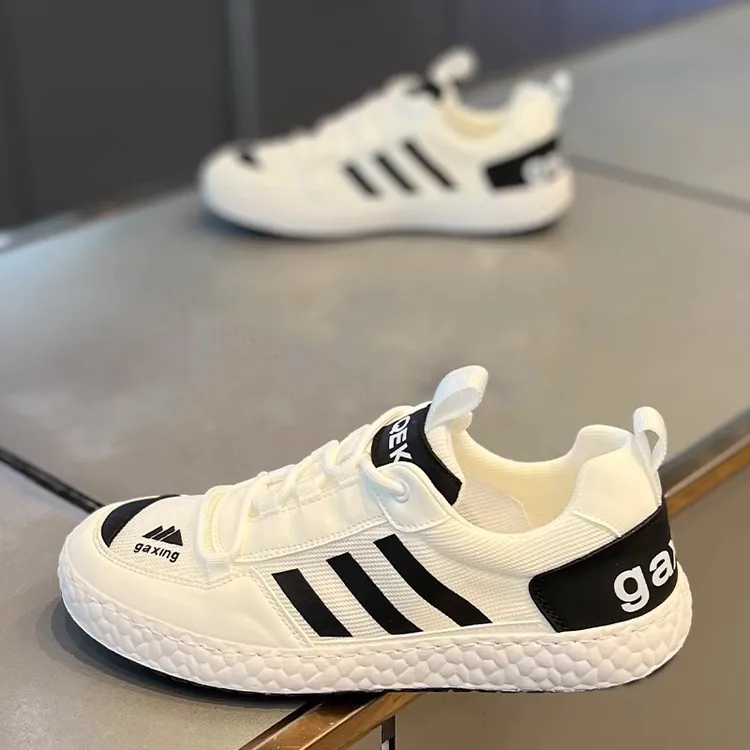 冬季软底三道杠男鞋2026年新款透气时尚运动休闲鞋百搭低帮板鞋男