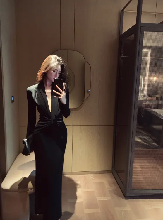 金南一  秋季V领精裁不规则褶皱曜石黑长袖连衣裙