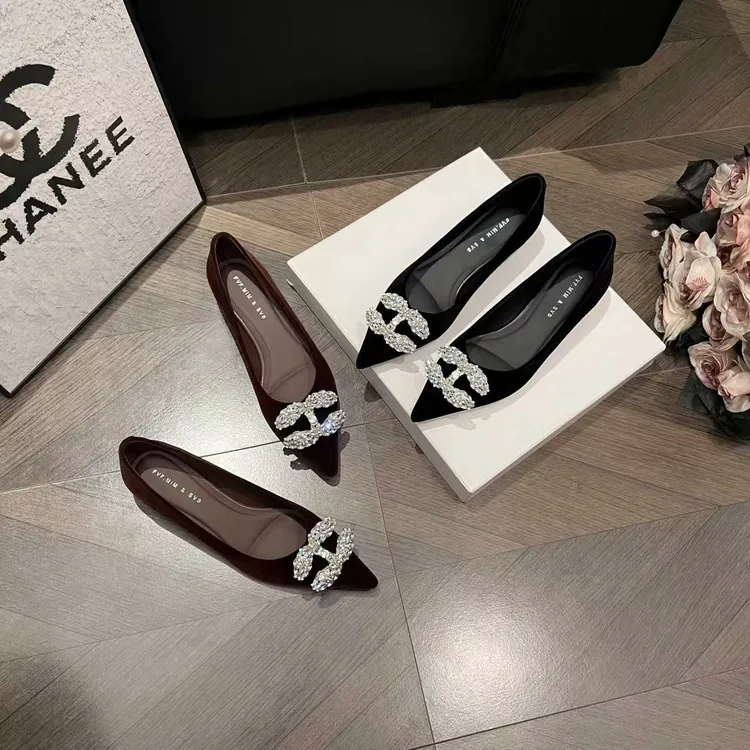 【小贝家】1cm秋季水钻法式尖头防滑单鞋粗跟欧若智性风女鞋5116-2