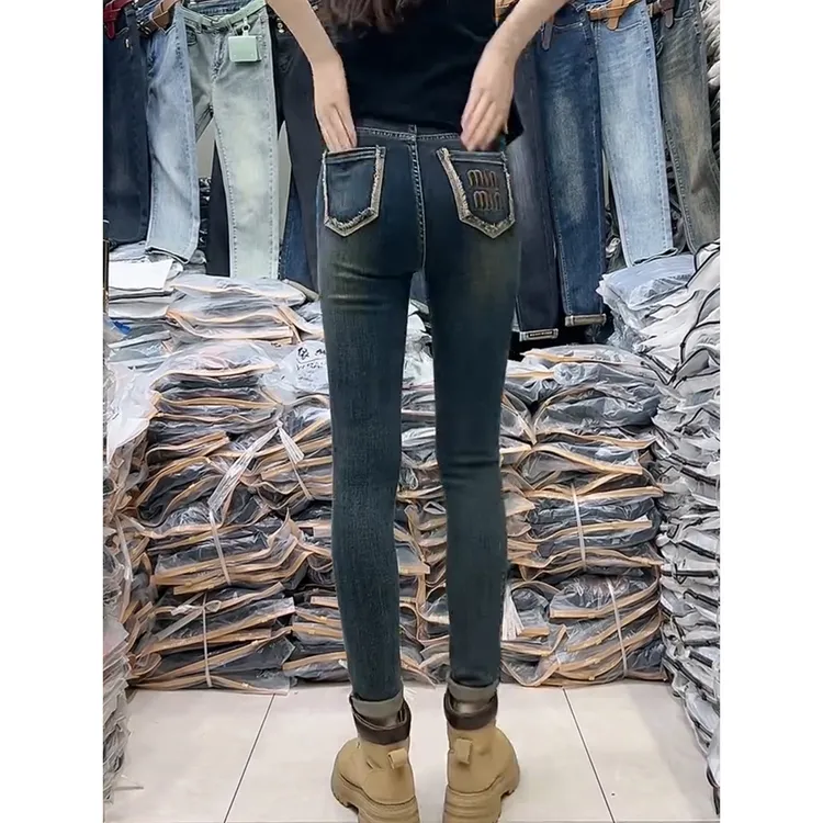 2025早秋新款修身窄版直筒小脚牛仔裤大码洋气复古刺绣九分铅笔裤