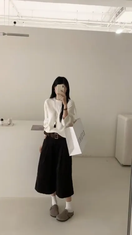 【布谷鸟】韩系Ins风时尚套装白色针织上衣减龄黑色八分裤两件套装