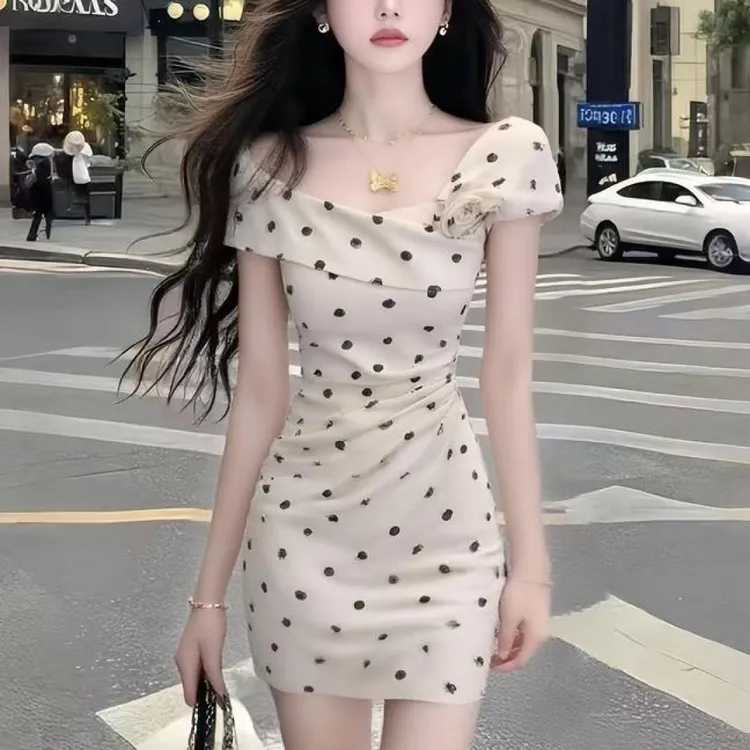 小个子温柔纯欲风不规则修身波点收腰包臀设计感连衣裙女时尚短裙