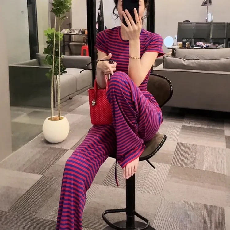 2025夏季新款女士时尚独特条纹套装洋气显瘦短袖T恤休闲裤两件套