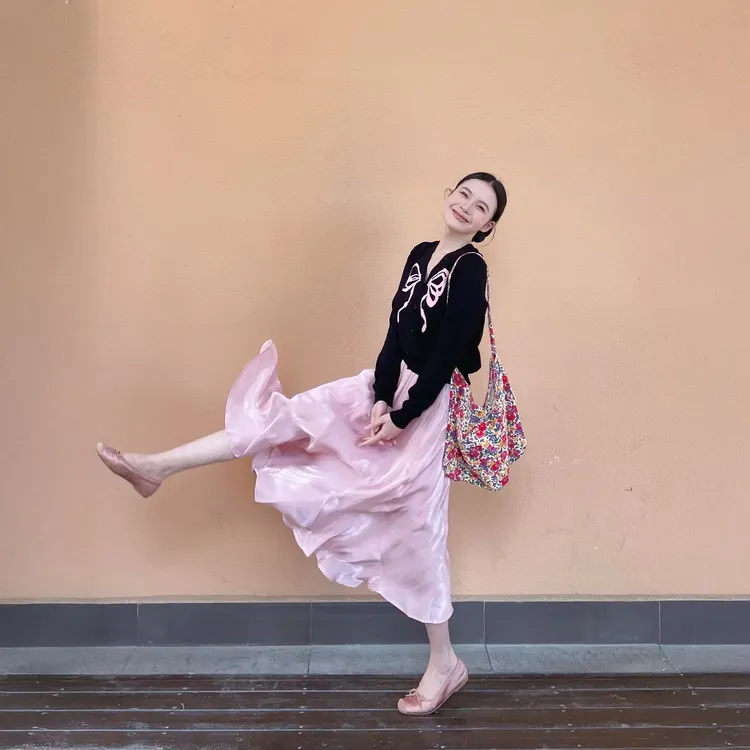 2025秋季新款韩系氛围感穿搭黑色针织开衫搭配粉色半身裙两件套女