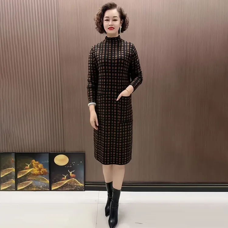 中老年针织连衣裙2025秋冬新款宽松大码遮肚半高领过膝格子打底裙