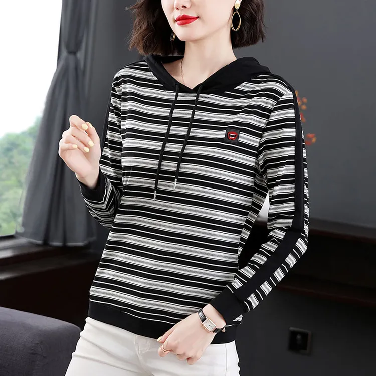 2025年秋季新款细条纹女大码韩版拼色红唇长袖连帽针织衫