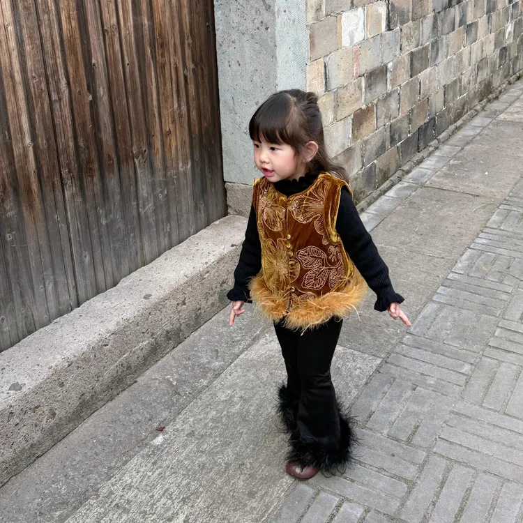小思家冬季新款女童国风新中式金色旗袍马甲毛边喇叭裤套装
