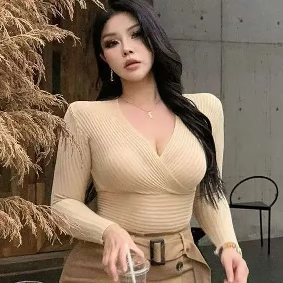 大码微胖mm卡其色韩系休闲气质穿搭打底交叉V领显瘦修身上衣女ins