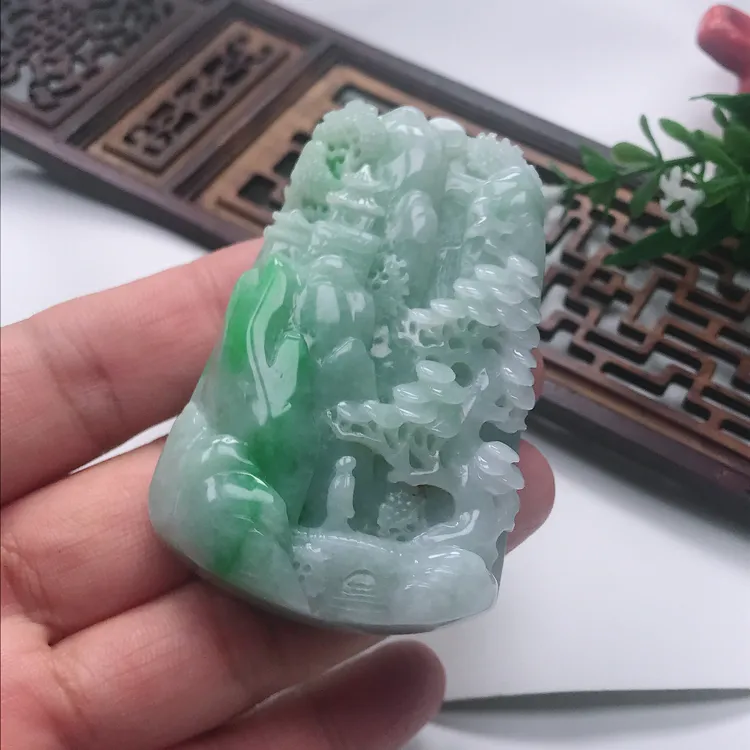 天然翡翠飘阳绿山水牌吊坠精雕