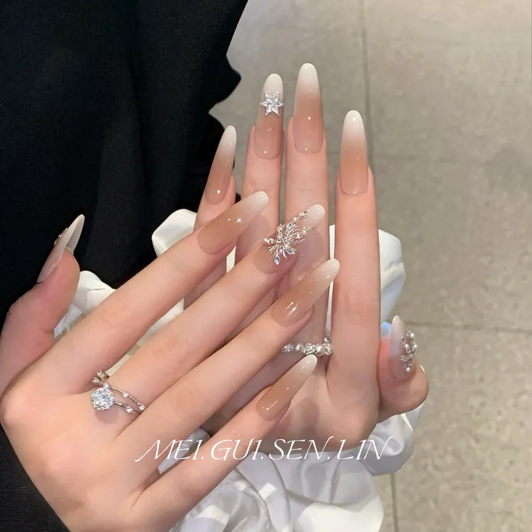 暖冬   玫瑰森林秋冬氛围感烟火盛开配雪花显白高级款手工穿戴甲