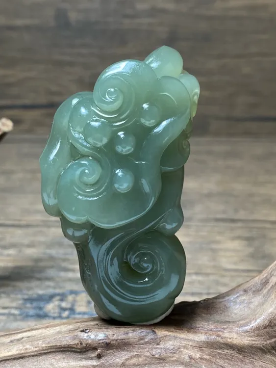 和田玉湖水绿《如意》手把件 尺寸:71.5/37.4/26.9mm 重量:82.2g