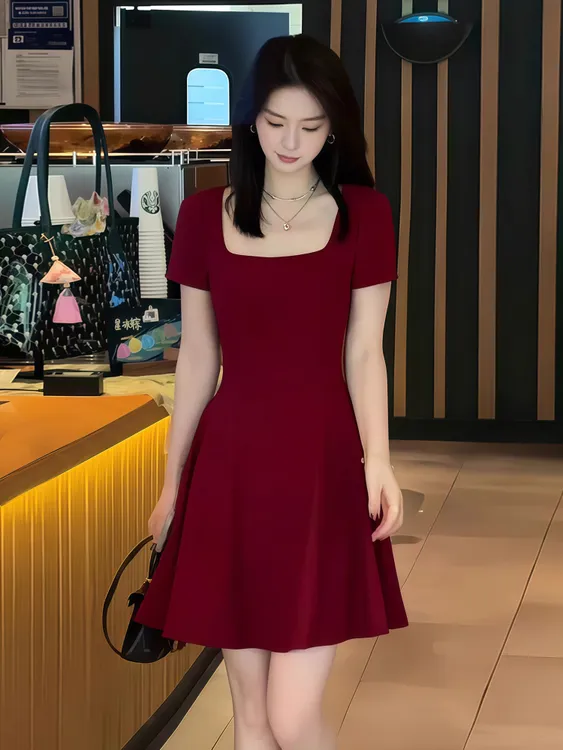 红色连衣裙女2025夏季新款法式小红裙巨好看修身显瘦方领a字短裙