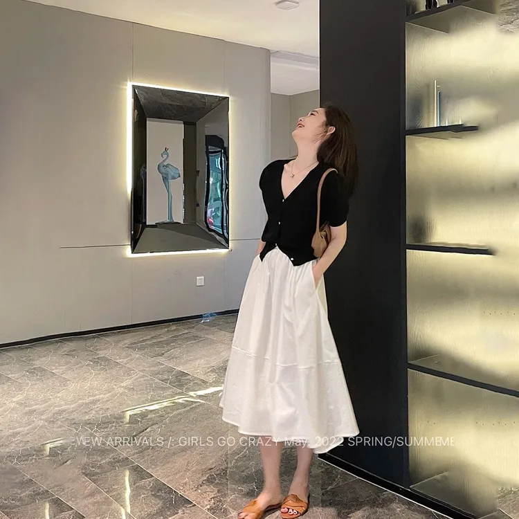 张小某多巴胺秋季小白裙a字半身裙女高腰中长款大摆伞裙子 Q8324