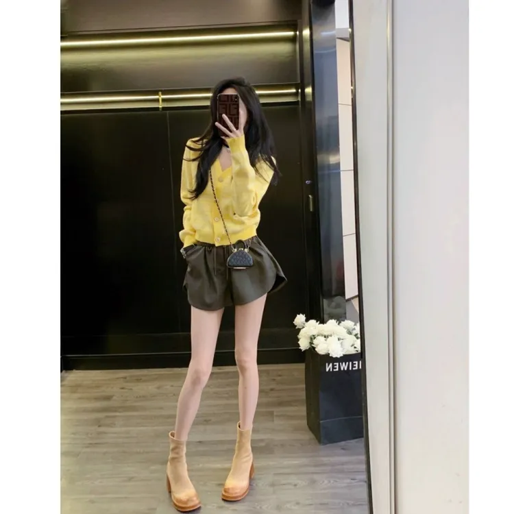 网红2025新款爆款显瘦洋气气质黄色上衣时尚小众炸街百搭短裤女装