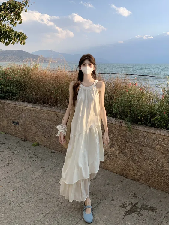 韩系挂脖褶皱拼接气质连衣裙女夏季新款宽松显瘦度假温柔中长裙子