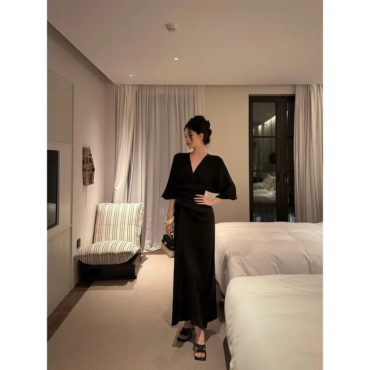 Liora “迷雾”法式气质收腰显瘦V领静奢设计款连衣裙26681