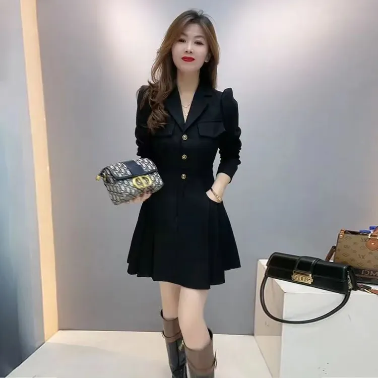 伊包zhij大码女装气质通勤黑色连衣裙秋季新款西装领遮肉显瘦小个