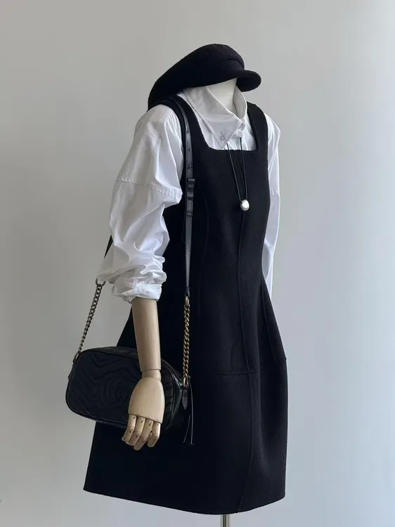 设韩系计感背心裙女秋冬季新款显瘦方领复古高级感黑色掐腰连衣裙