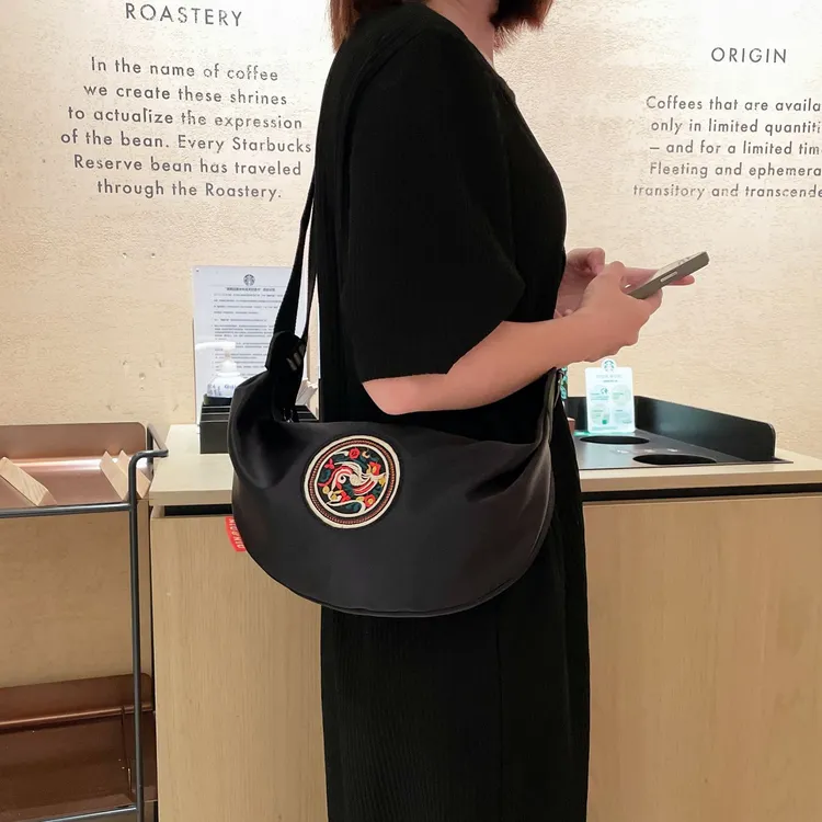 达芙世家轻便个性包女2025新款时尚百搭旅游斜挎包休闲运动饺子包