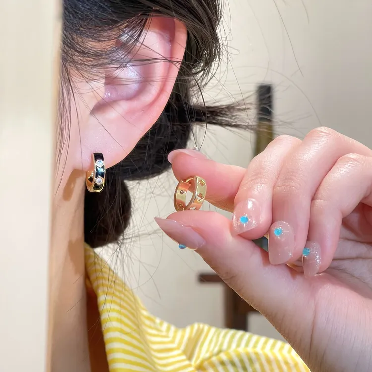 黑色珐琅四叶草缕空精致耳扣百搭小众设计耳饰R2595