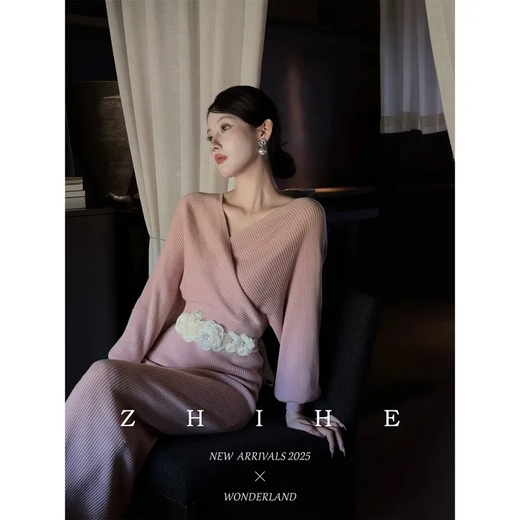 无艳一禾【致爱丽丝】法式浪漫绵羊毛V领收腰配腰带针织连衣裙