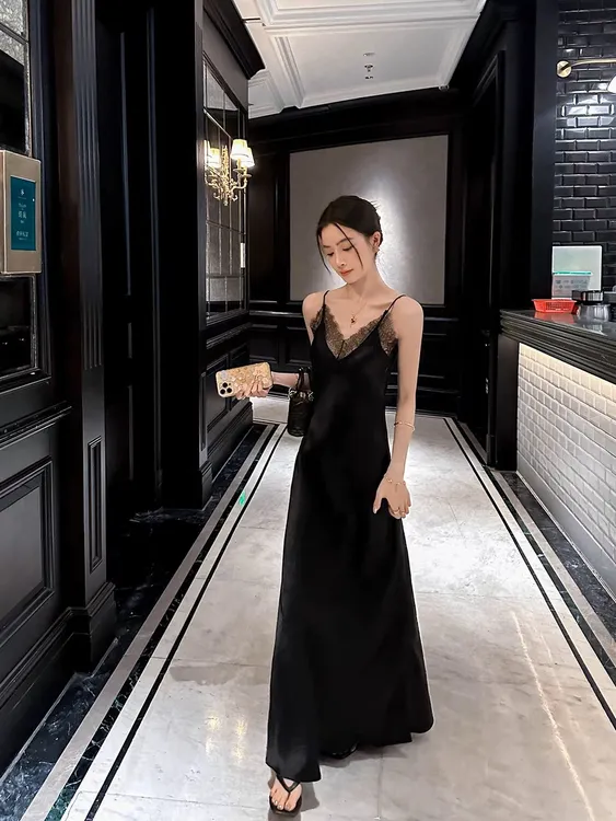 (甜蜜约会)蕾丝花边领 黑色醋酸锻吊带女2025夏新款显瘦裙L4121#