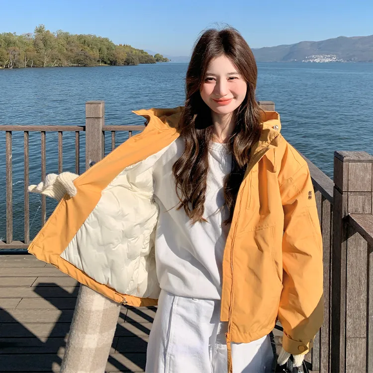 黄色短款冲锋衣羽绒服女冬2025新款韩版休闲保暖白鸭绒工装派克服
