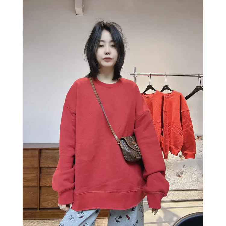 欧洲站2025冬季新款简约红色圆领卫衣女休闲时尚宽松慵懒套头上衣