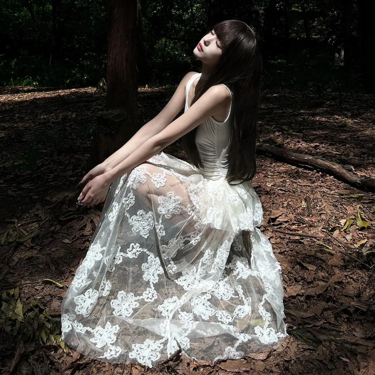 白色无袖背心连衣裙女夏季穿搭2025新款今年流行爆款气质长裙套装