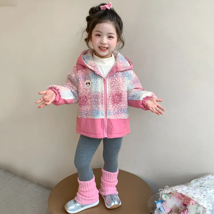 女童秋冬洋气加厚外套2025新款小童彩虹格上衣宝宝网红保暖毛毛衣