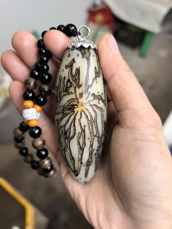 精选老树千眼果王文玩手把件值得拥有