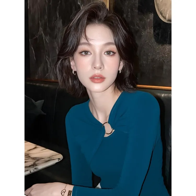 早秋韩系穿搭上衣轻熟小众不撞款高级感慵懒减龄松弛感蓝色针织衫
