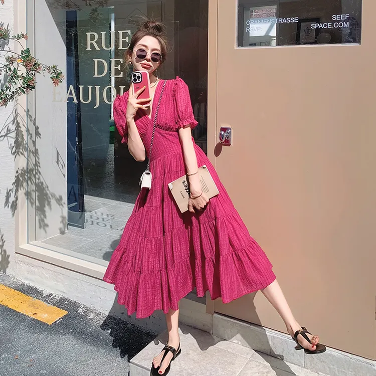 茶歇法式温柔风火龙果色v领连衣裙女夏海边度假森系甜妹绝美长裙