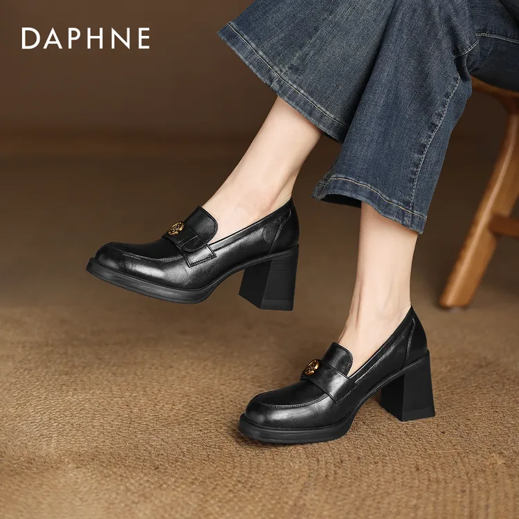 达芙妮单鞋女2026新款气质粗跟高跟乐福鞋山茶花复古小个子增高鞋