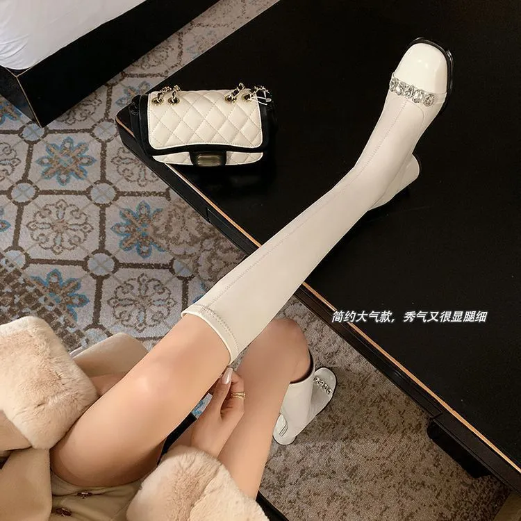 现货~小香风风水钻骑士靴白色系粗跟女气质高跟弹力瘦瘦靴长靴