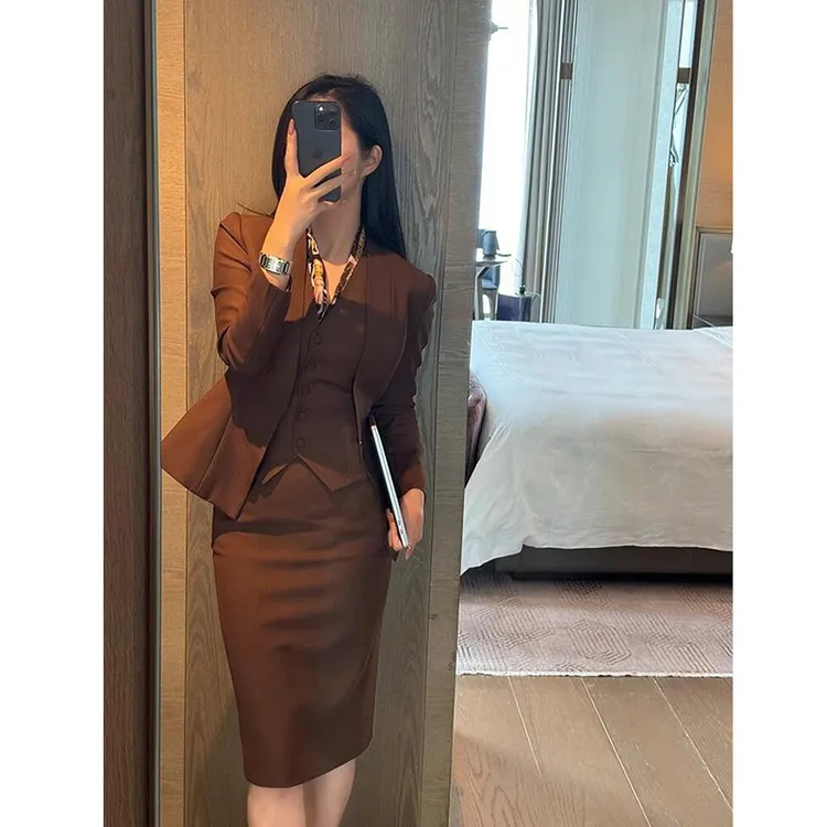 秋季新款焦糖色气质西装高级感收腰显瘦马甲半身裙职业装时尚套装
