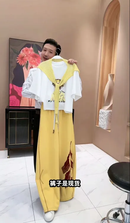 【亮哥女装】2025夏《皎洁》欧版轻薄象牙白印花披肩T恤7757A/5998A