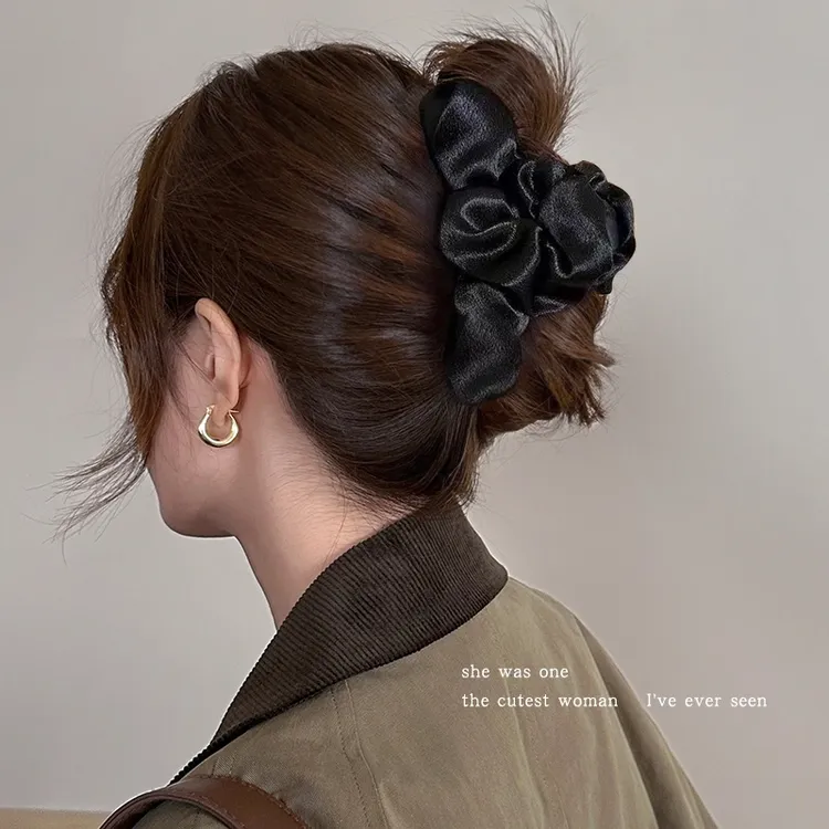 高级感褶皱缎面抓夹大号女2025新款云朵发夹后脑勺鲨鱼夹头饰夹子