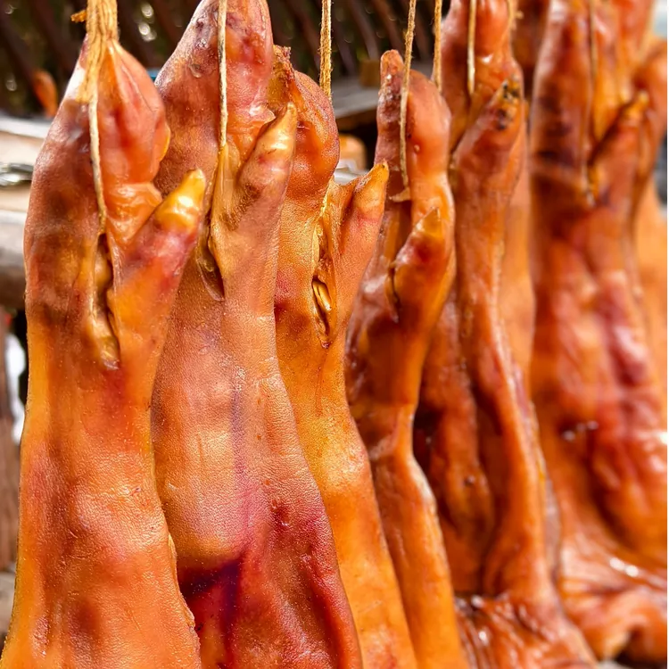 湖南湘潭特色仙女农场烟熏腊猪脚新鲜猪蹄制作腊味