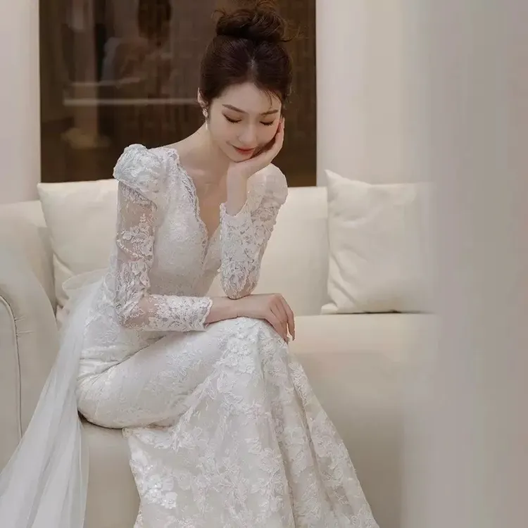 蕾丝高端轻婚纱气质修身鱼尾新娘订婚礼服森系超仙V领长袖出门纱