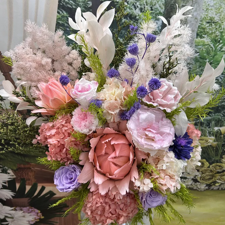 永生的山茶花、法国百合、洋桔梗、玫瑰、桔叶、年轮果等组合桌花