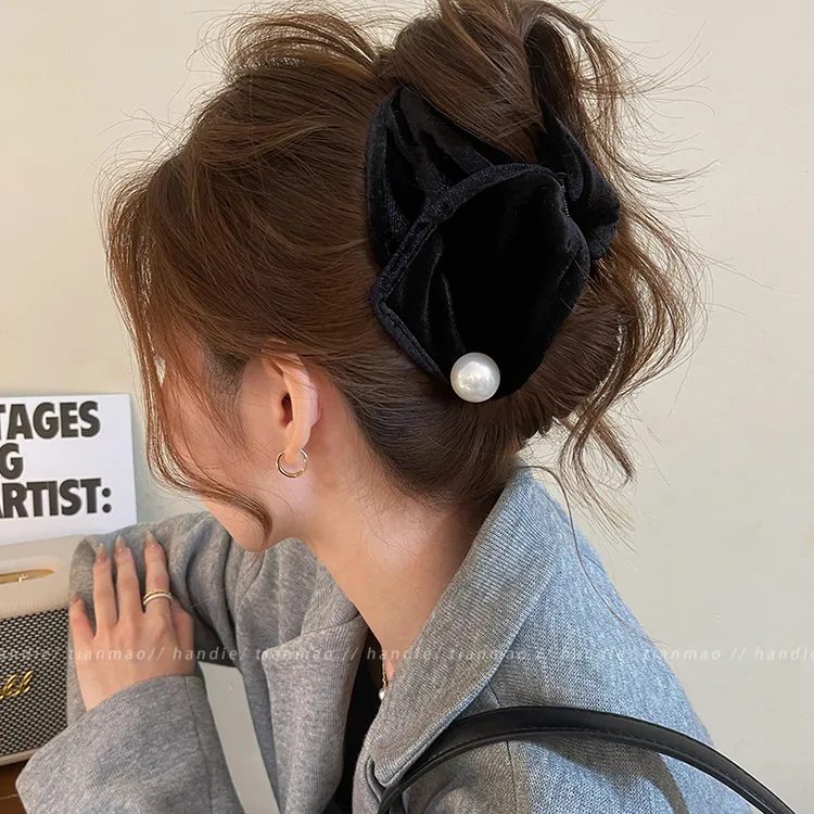 珍珠三角抓夹女2025新款高级感丝绒发量大发夹高质量后脑勺鲨鱼夹