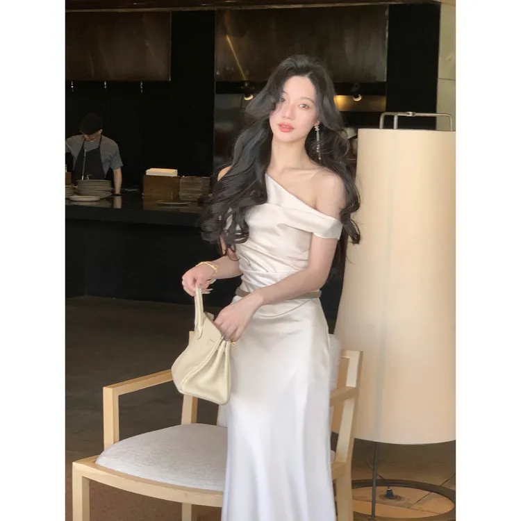 从一时刻比弗利娇妻荡领斜肩连衣裙法式气质女三色收腰鱼尾裙