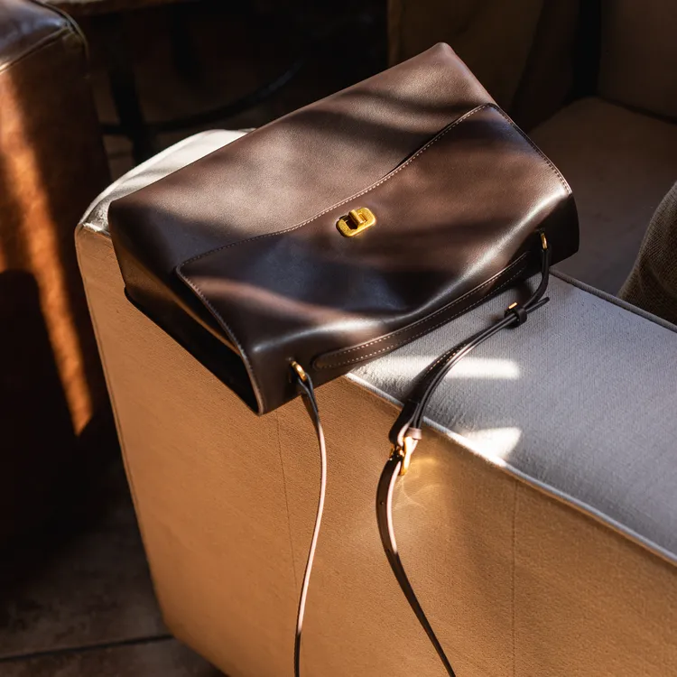 【月袭】头层饮奶牛皮大容量软皮托特通勤邮差包真皮单肩斜挎腋下