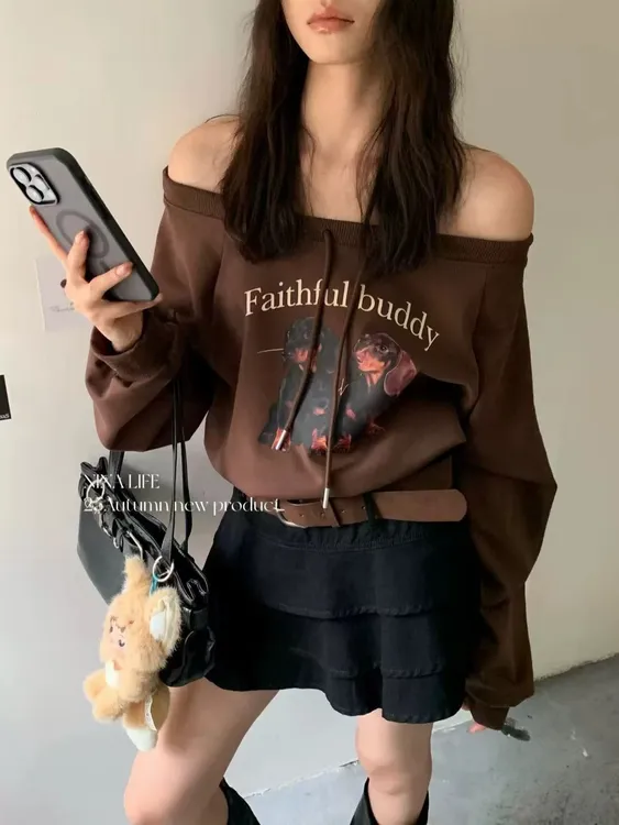 美式设计感斜领字母小狗印花卫衣女秋冬复古露肩上衣宽松显瘦1186