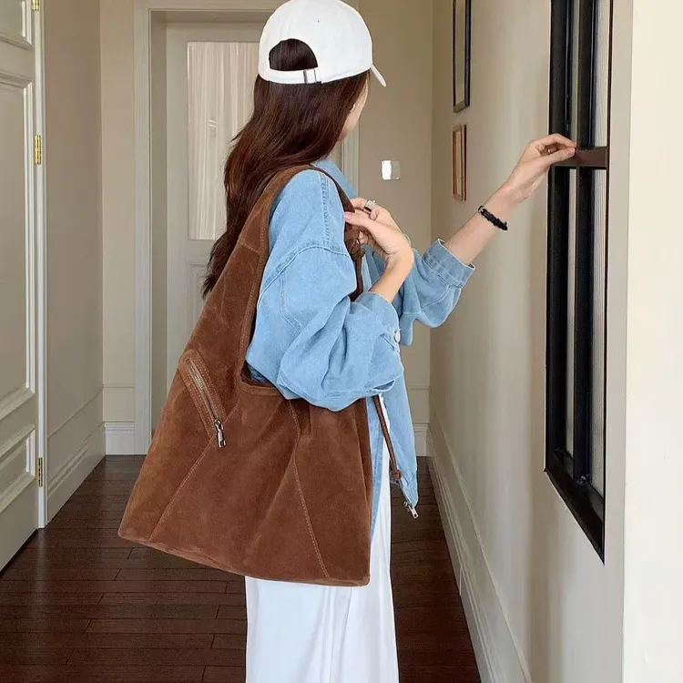 竹笋喵喵 小众设计绒面磨砂托特包女2025秋冬大容量松弛感单肩包