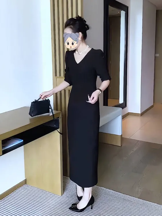 梨型身材气质连衣裙女秋季宽松显瘦时尚高级感收腰黑色V领T恤长裙