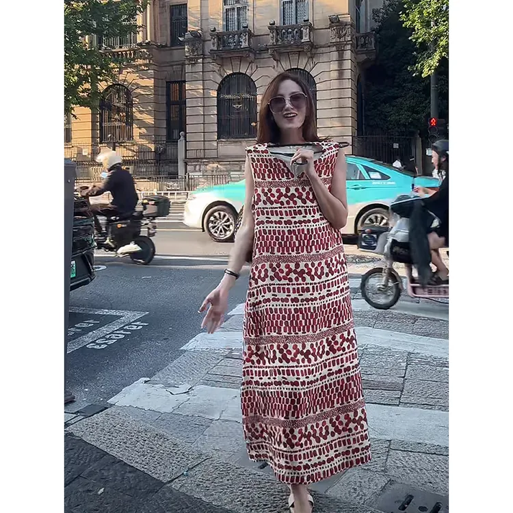 法式别致红色波点v领连衣裙女2025夏新款海边度假氛围感超仙长裙