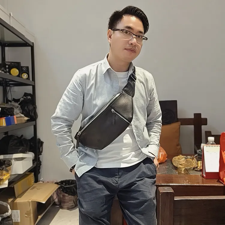 SIX DREAMS品牌斜挎包胸包全新黑色厚实头层牛皮复古休闲风腰包